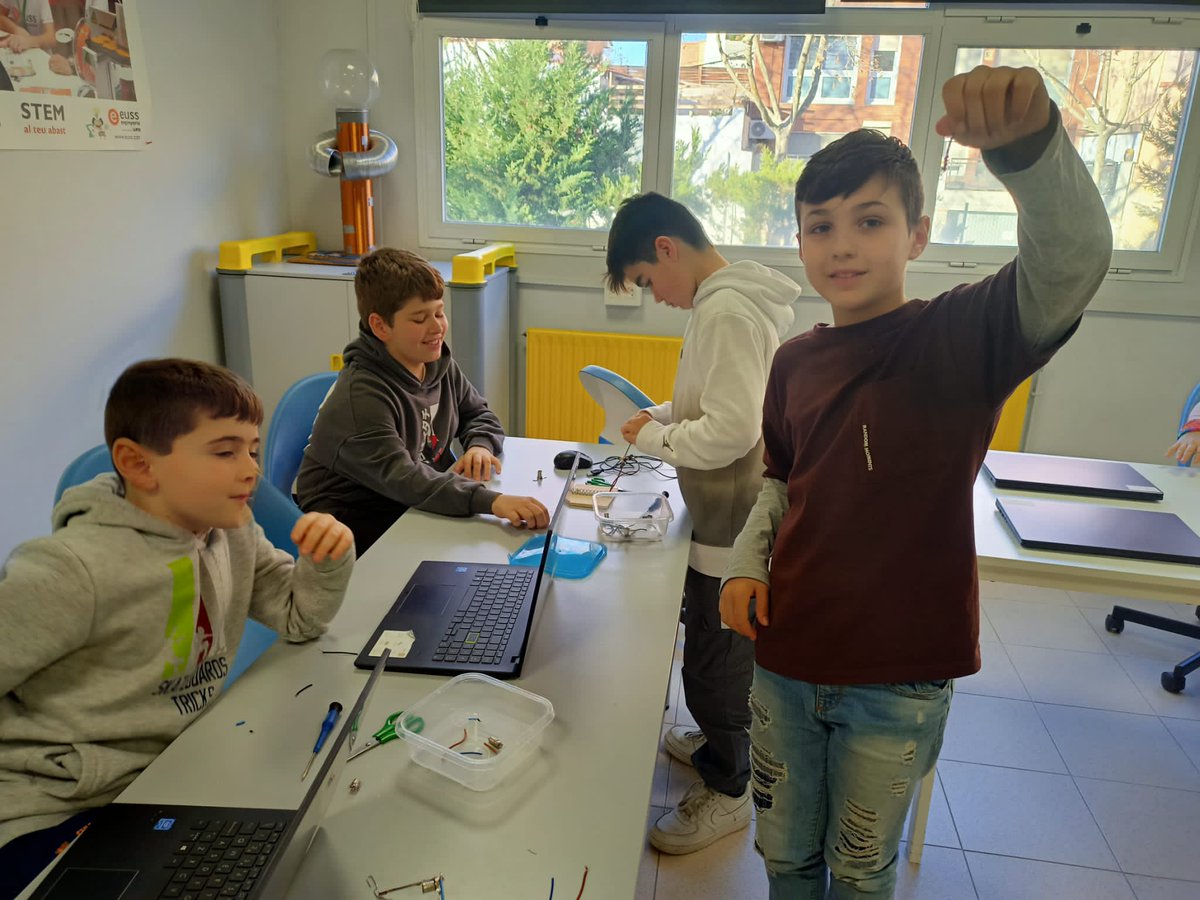 virolai_molins's tweet photo. 5PRI: Fem d'electricistes. #Stem5 https://t.co/60OxPbTtKn