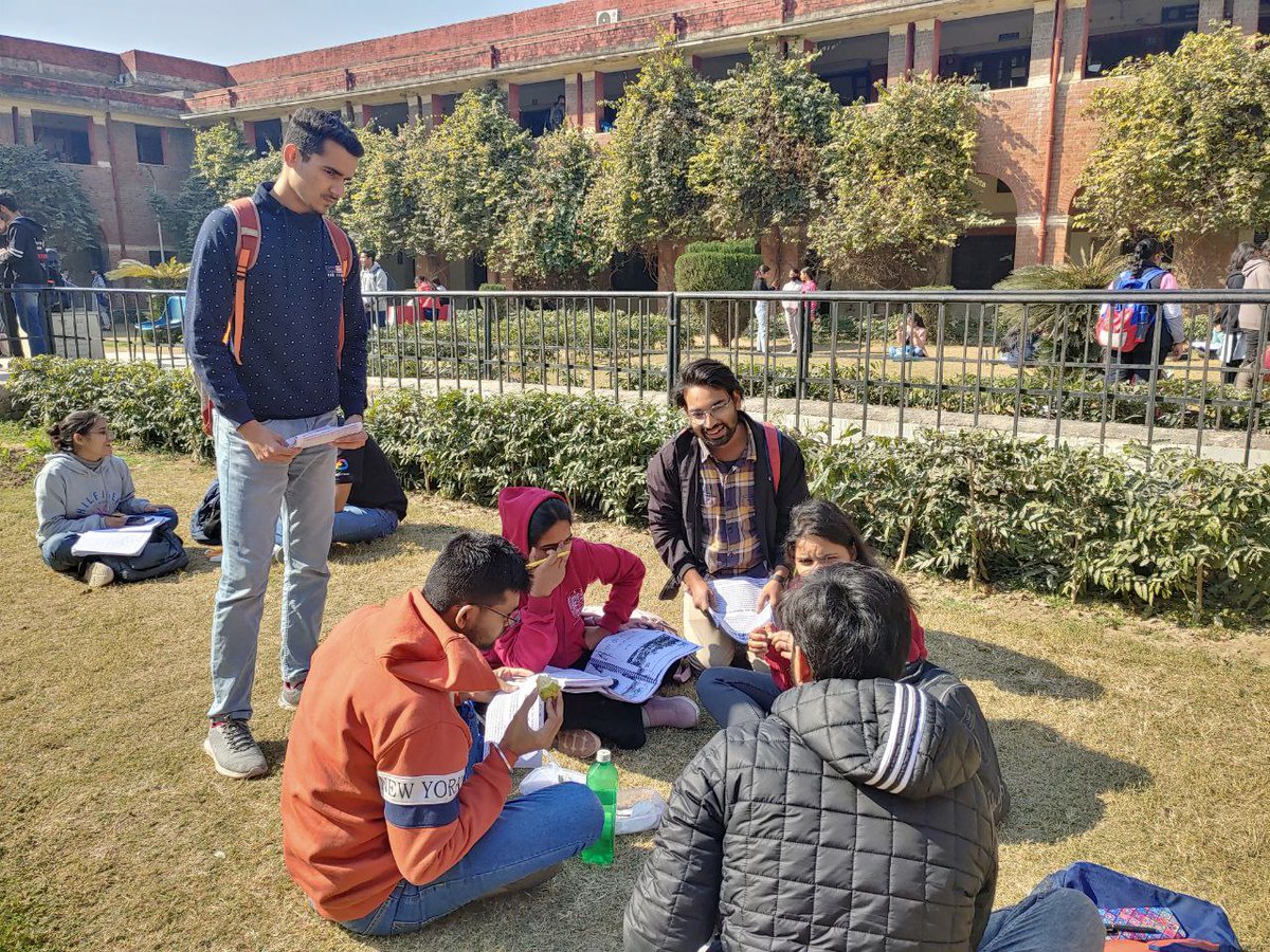 disha_du_'s tweet photo. Today, Disha Students Organization undertook a campaign against FYUP at Faculty of Arts, University of Delhi.
Students, there, were apprised about the anti-student character of FYUP, in particular and NEP in general.
#RejectFYUP #RejectNEP #SaveEducation #disha #students #du https://t.co/dMXxgXb48n