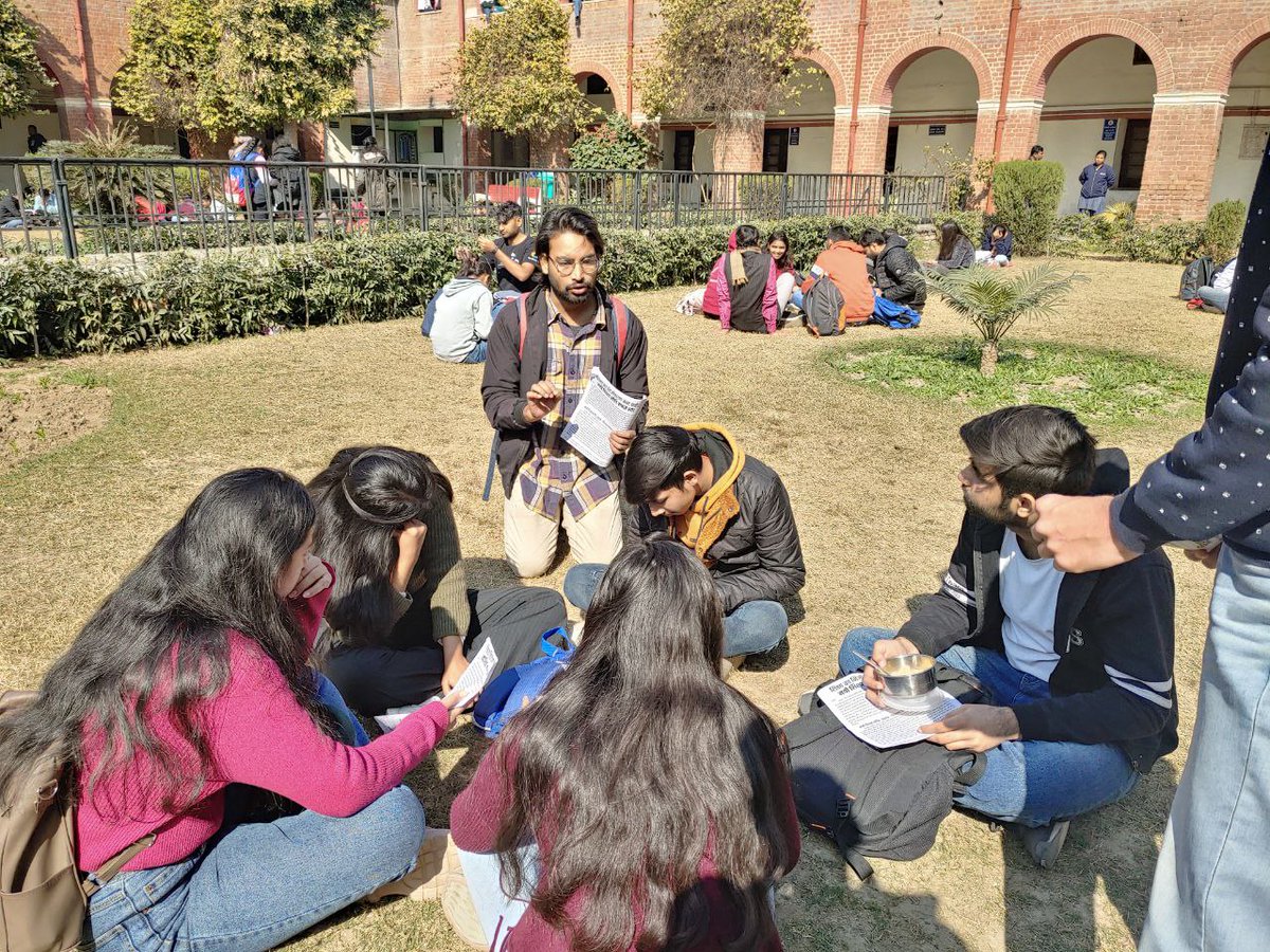 disha_du_'s tweet photo. Today, Disha Students Organization undertook a campaign against FYUP at Faculty of Arts, University of Delhi.
Students, there, were apprised about the anti-student character of FYUP, in particular and NEP in general.
#RejectFYUP #RejectNEP #SaveEducation #disha #students #du https://t.co/dMXxgXb48n