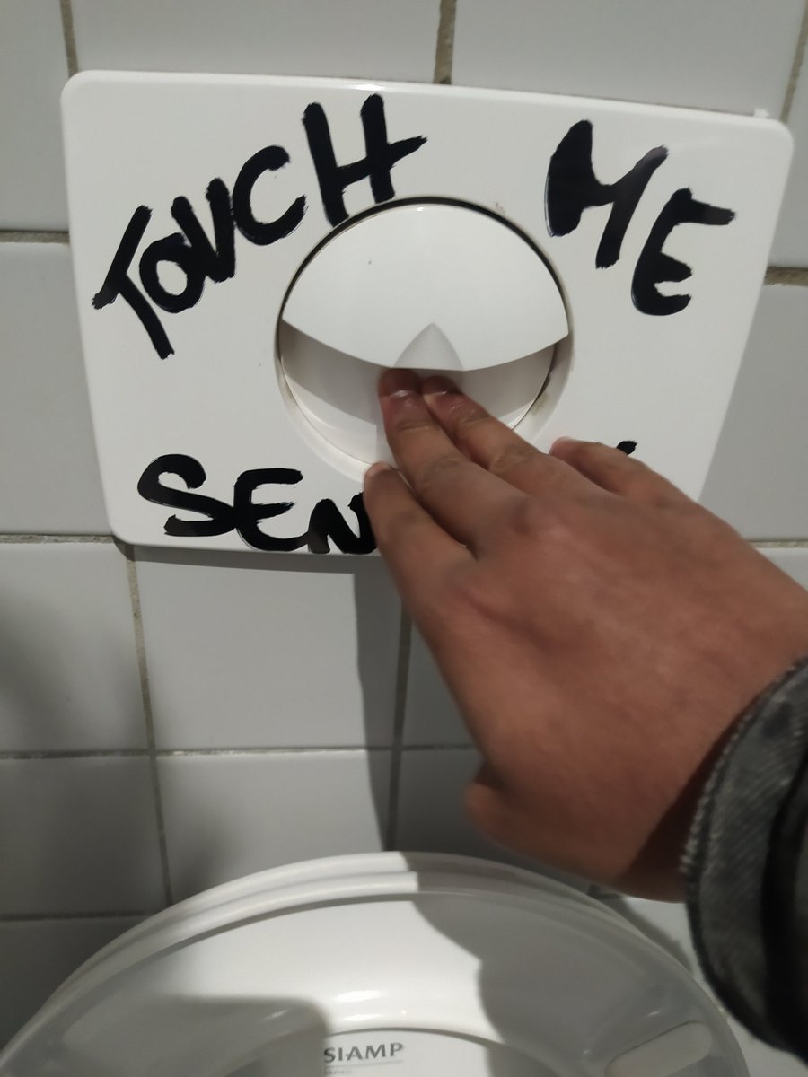 ElSujiCongroo's tweet photo. Les toilettes de ma fac https://t.co/QrQF2Ctlop