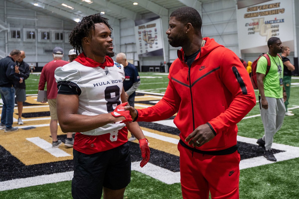 NFL Great Devin Hester (@D_Hest23) took the opportunity to check out our talent at the @Hula_Bowl. Here he is with @ysufootball RB Jaleel McLaughlin (@Speedkills2k_), recognizing he can be a solid return specialist at the next level. @DraftDiamonds are found at the #HulaBowl