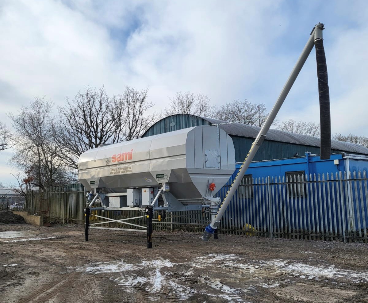 45 ton Horizontal Silo delivered and installed on-site in Kent this morning, ready to start work alongside a Volumetric Mixer ✅
Looking to buy or hire a silo? Get in touch with us today! info@utranazz.com #silo #cementsilo