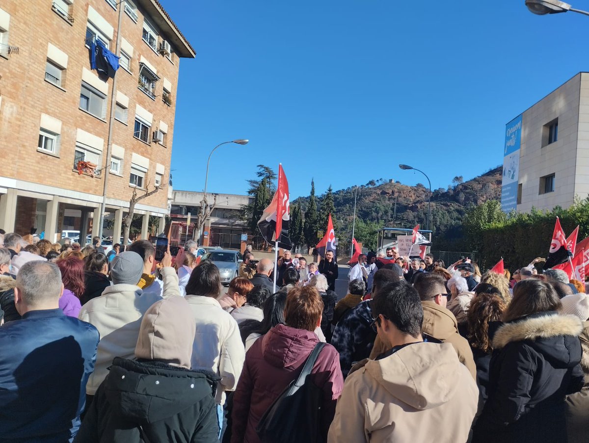 ComuAlternativa's tweet photo. 🔴 Hem participat, amb el nostre candidat @joseandres_aec, a la concentració en suport dels treballadors i treballadores de l'Hospital de #Martorell per defensar una sanitat pública de qualitat i unes condicions de treball dignes.

#LaSanitatÉsDeTots
#LluitemJunts https://t.co/kLH8Us1wpz