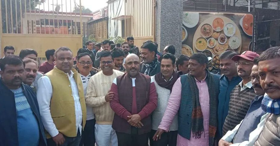 vikassingh_0005's tweet photo. अयोध्या के यशस्वी विधायक मा.  @VedPrakashBJP जी द्वारा आयोजित खिचड़ी भोज में उपस्थित हुआ ।
 बड़े बुजुर्गो का आशीर्वाद व युवा साथियों का स्नेह प्राप्त हुआ ।
सामाजिक समरसता के इस कार्यक्रम की बधाई विधायक जी को

#विकास_सिंह
#देवगढ़ https://t.co/npNhXcmj3g