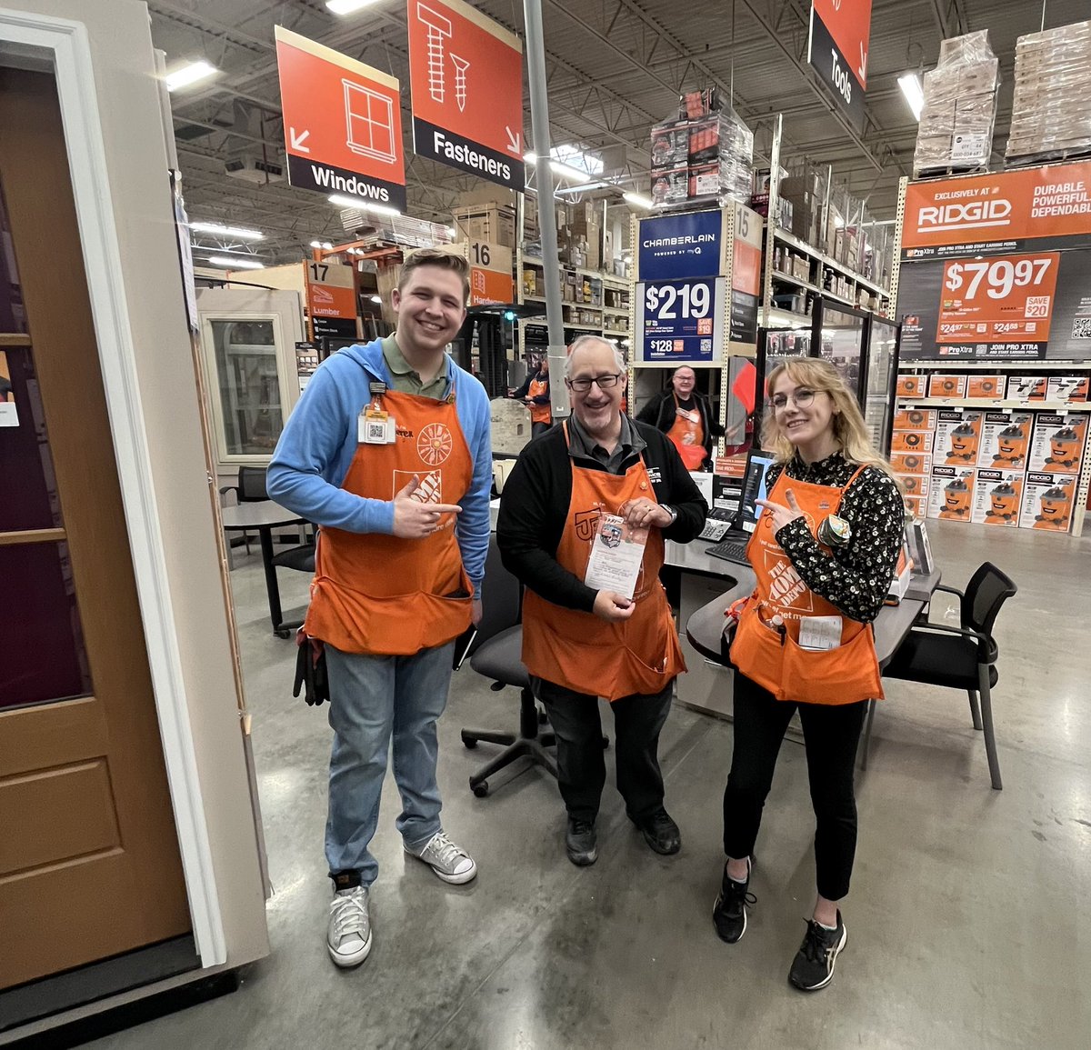 Jeff Diamond, new D30 specialist receiving Homer from Specialty DS Daisy and Pro DS Derek for outstanding customer service 🎉🎊🤙🏾