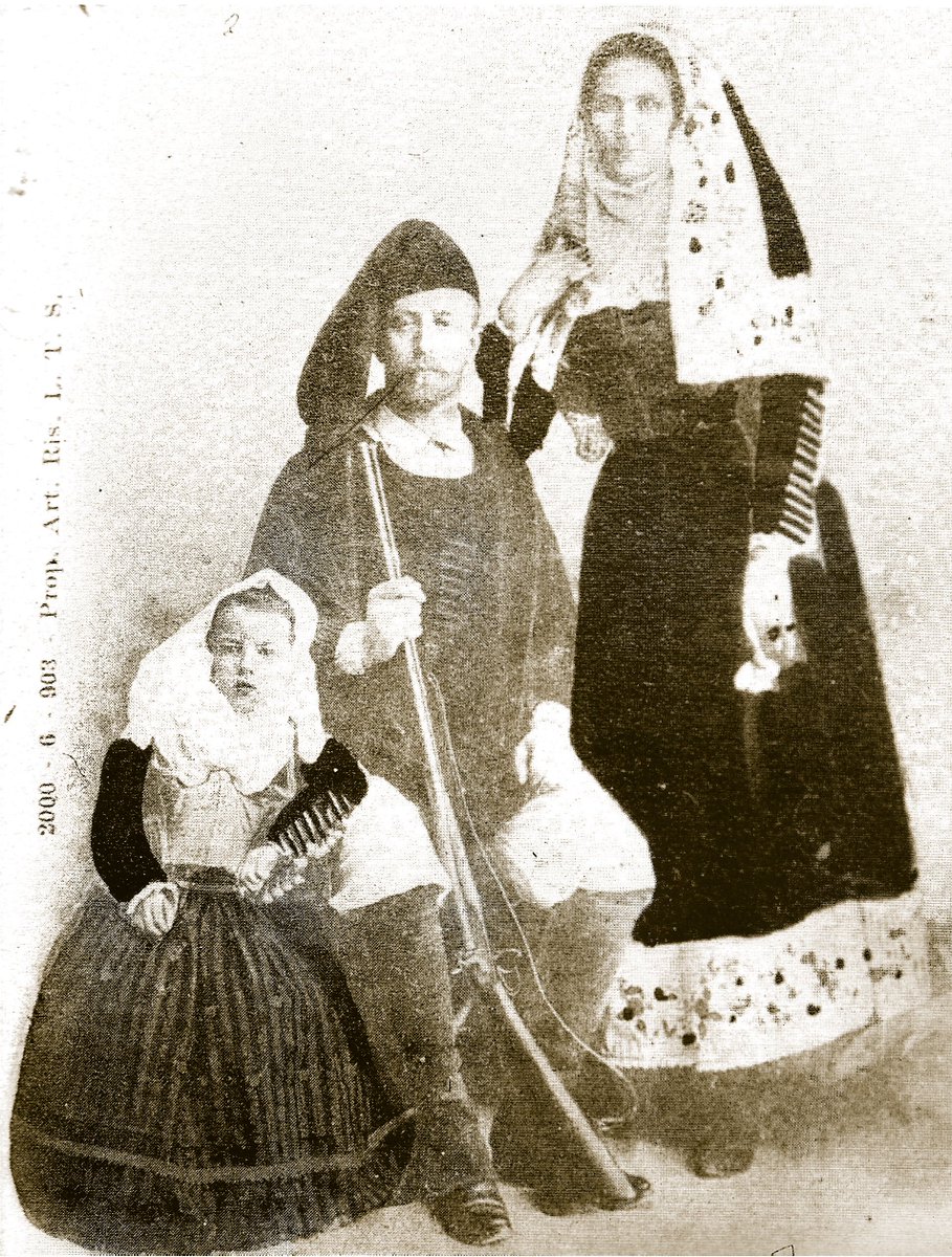 Planet_Sardinia's tweet image. 👪A family in the typical costumes of the village of #Osilo at the end of 19th century.

#Sardinia #Sardegna #Europe #Italy #Sardaigne #sardinien #sardinians #sardinianpeople #Cerdeña  #サルディニア #सार्डीनिया #撒丁岛 #history