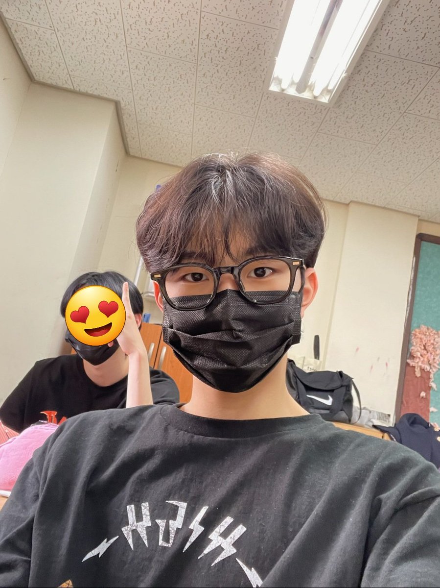jscare77's tweet photo. 고등학교 교실에서 안경 쓰고 셀카 찍는 지후
#박지후 #PARKJIHOO #한림예고 https://t.co/O1B55NPwvi