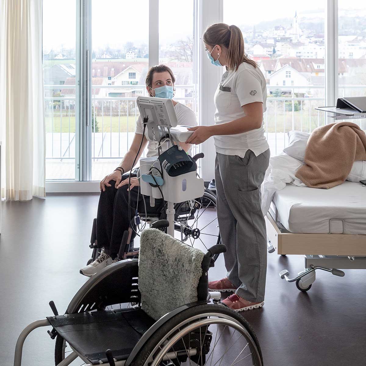 Das Schweizer Paraplegiker-Zentrum stärkt das eigene #Pflegepersonal und wirkt mit unterschiedlichsten #Massnahmen dem Personalengpass entgegen. Unter anderem sind seit Anfang Jahr #Bewerbungen via WhatsApp möglich. ➡️Mehr dazu unter: paraplegie.ch/pflegemassnahm…