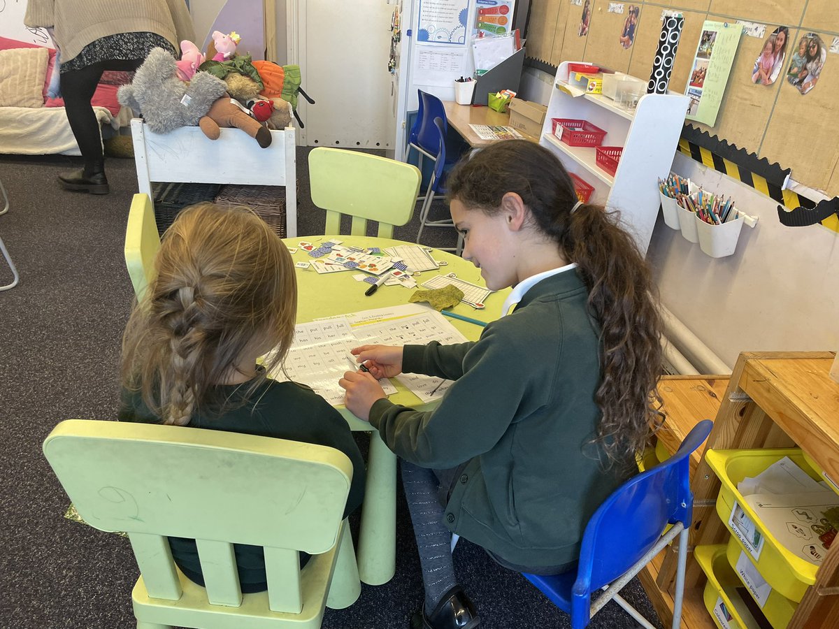 IvyChimneys's tweet photo. Our Year 5 reading leaders have completed their training with Miss Laing &amp; have started daily phonics practice with lots of @IC_EYFS children. 32 Year 5s volunteered to be reading leaders for our new mentoring scheme. We think you are ⭐️s #becomingme #thinkingme #communityme https://t.co/SVrvakPt9a