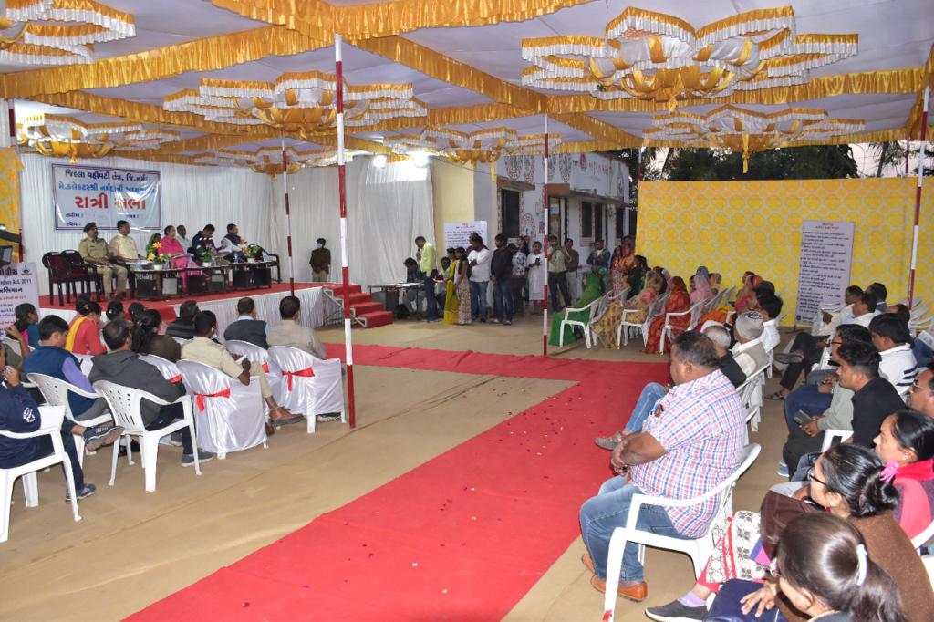 CollectorNar's tweet photo. નાંદોદ તાલુકાના ગોપાલપૂરા ગામે રાત્રી સ��ા યોજાઈ હતી.
સરકારશ્રીની વિવિધ યોજનાના લાભાર્થીઓને સહાય મંજૂરી પત્રો વિતરણ કરવામાં આવ્યા હતા.
રાત્રી સભામાં ગામલોકોએ ગામના પ્રશ્નોની રજૂઆત કરી હતી હતી જેનો યોગ્ય નિકાલ કરવાની ખાતરી જિલ્લા વહિવટીતંત્ર દ્વારા અપાઈ હતી.
#narmadadistrict https://t.co/3p376pE9xi
