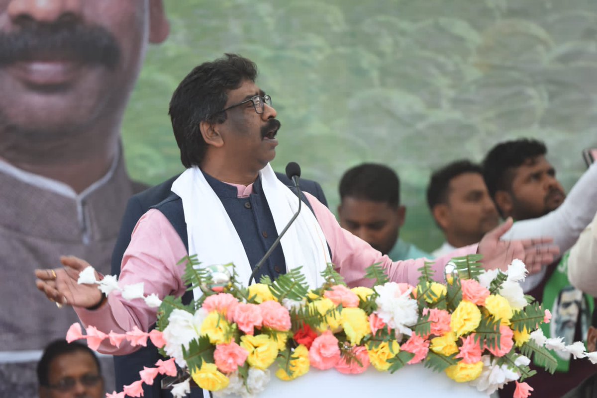 HemantSorenJMM's tweet photo. पहले भाजपा को महंगाई डायन नजर आती थी। आज कहां गयी वो महंगाई? गरीब की थाली से इन्होंने अन्न गायब कर दिया।
इन्होंने 11 लाख राशन कार्ड काट दिए थे। आज हम 20 लाख अतिरिक्त लोगों को राशन दे रहे हैं। मगर पैसा जमा करने के बावजूद आज केंद्र सरकार राशन देने में भी आनाकानी कर रही है। https://t.co/eg26KFrfT3