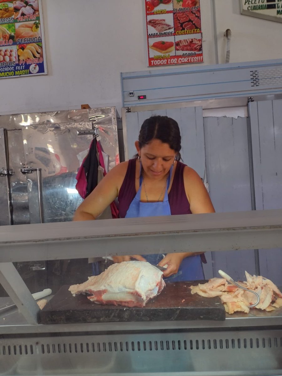 LlanosNatalia's tweet photo. Anabella, carnicera en un súper de la costa riojana, en AMINGA, una genia rompiendo las barreras laborales de género. Solo los que viven en pcias como la mía entenderán lo mucho que significa que una mujer en un pueblo ejerza este oficio,un montón! #anabellacarnicera #aminga https://t.co/vyQXenKDCm
