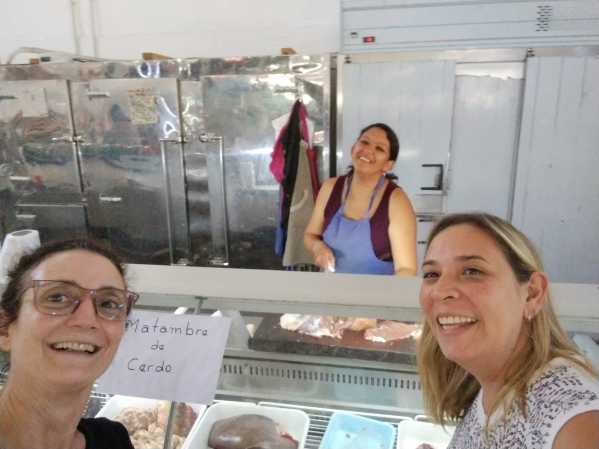 LlanosNatalia's tweet photo. Anabella, carnicera en un súper de la costa riojana, en AMINGA, una genia rompiendo las barreras laborales de género. Solo los que viven en pcias como la mía entenderán lo mucho que significa que una mujer en un pueblo ejerza este oficio,un montón! #anabellacarnicera #aminga https://t.co/vyQXenKDCm