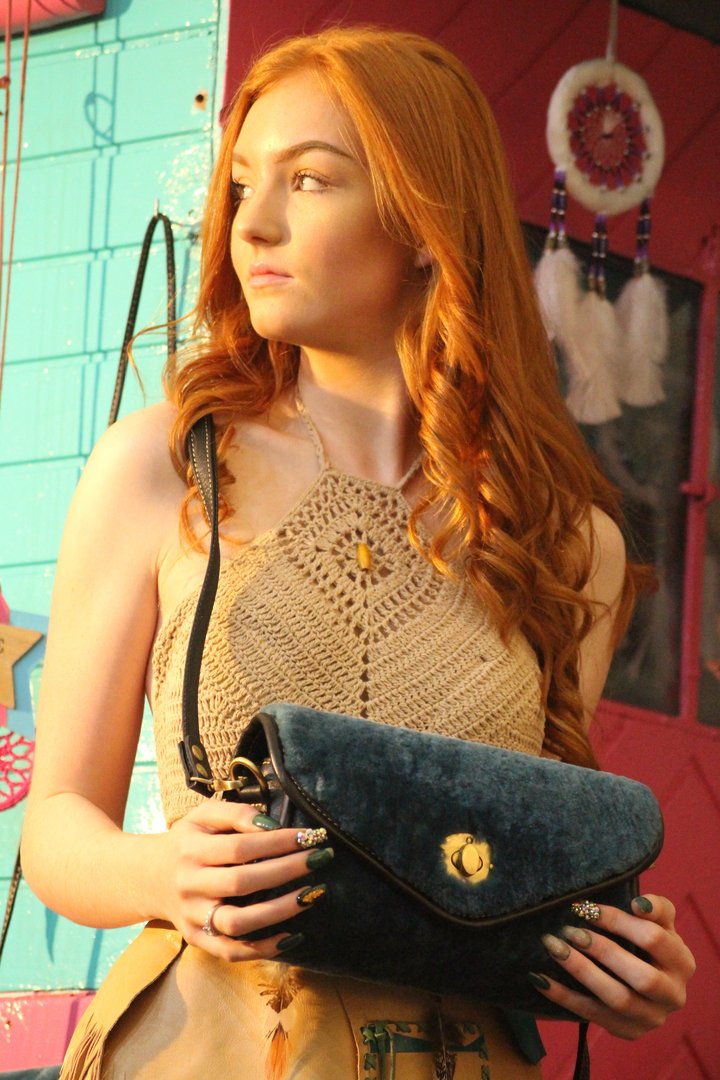 networkstore3's tweet image. Hey fashion lovers! Spice up your wardrobe with the handmade leather model Elite from Jazzbag. This stunning fure leather bag is perfect for any occasion and sure to turn heads. Get yours now and show off your style! 
#jazzbag 
#elite 
#handmade
jazzbag.nl