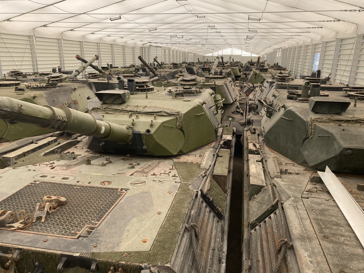 InfoResist's tweet photo. Німецький депутат показав фото танків на складі Бундесверу і закликав віддати їх України 

https://t.co/t96xQdNTlz https://t.co/Wx7cjHurWR