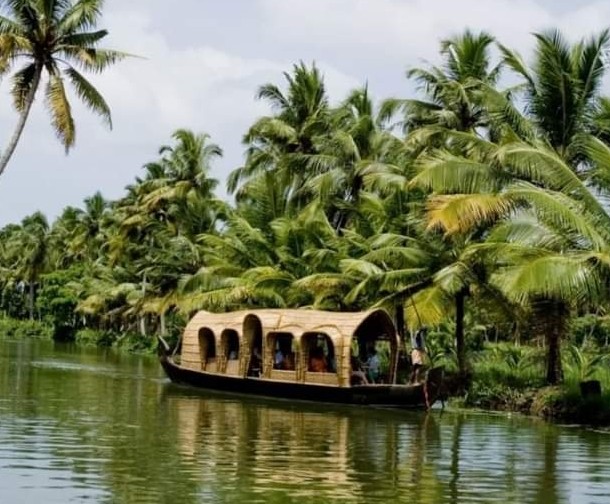 GuidesGoAbroad's tweet photo. Can we entice you to Kerala on this cold and frosty day? A pleasant 24'c today! Just one of the destinations your group could visit when we organise a bespoke trip for you.
https://t.co/H49AcrfzIR
#girlguides
#RangersYL
#TrefoilGuild
#scouts
#Adventures
#GuidesGoAbroad https://t.co/PhLOMJO0Vx