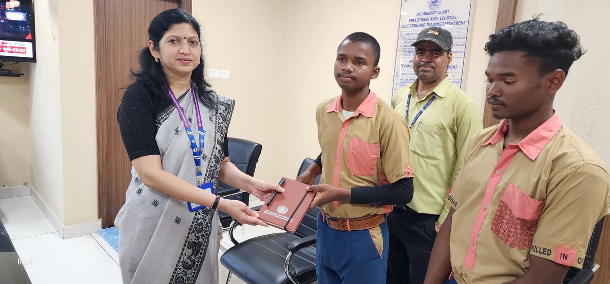 SDTEOdisha's tweet image. Students of @ttitakatpur created some amazing handmade wooden products and presented the same to @SDTE_Odisha Department. Smt. @ushapadhee1996, Principal Secretary interacted with students and staff &amp;amp; appreciated their skills and quality. #EarnWhileLearn