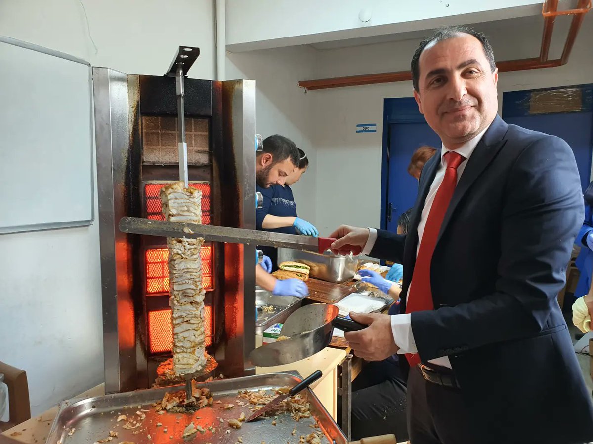 menemenilcetrm's tweet photo. 100.Yılda Su Ürünleri ile Sağlıklı Çocuk, Sağlıklı Nesiller Projesi kapsamında Fatma Koşay İlkokulu'nda İlçe protokolümüzle birlikte öğrencilerimize proje ile ilgili bilgilendirme yapılmış ve balık döner dagıtılmıştır. @Ozenmustfa @izmirtarim #ÜretmekSizden #DestekBizden https://t.co/6GdtZie0QU