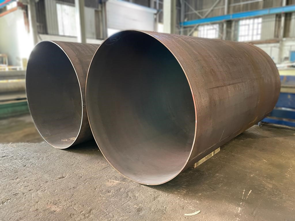 Great start to the year! #BarnshawsScotland recently rolled two cylinders: 3m wide x 12.5mm thick, 1825mm OD, and 1.5m wide x 12.5mm thick, 1825mm OD, both prepared according to customer specifications
Contact the Scottish Branch at hamilton@barnshaws.com for more information