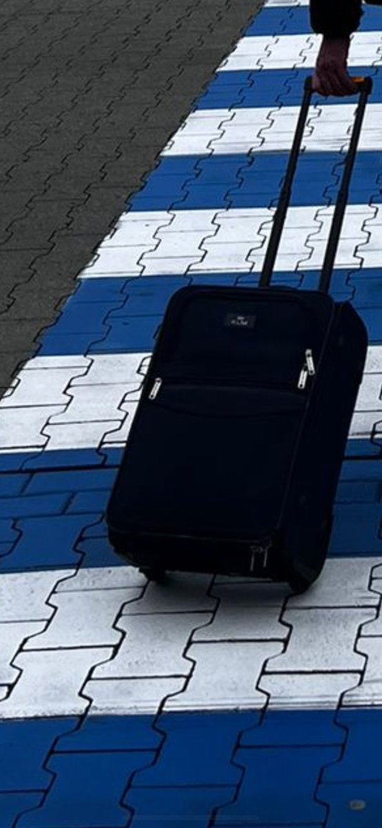 EvaNieuwsma's tweet photo. Beste @KLM, mijn vader reist al zeker 20 jaar lang de wereld rond met zijn handbagage trolley van @KLM (zie foto). Helaas is de trolley afgelopen zondag gestolen. Zijn (soortgelijke) trolleys van KLM nog steeds te koop? en zo ja waar? https://t.co/uqklGkRYZK