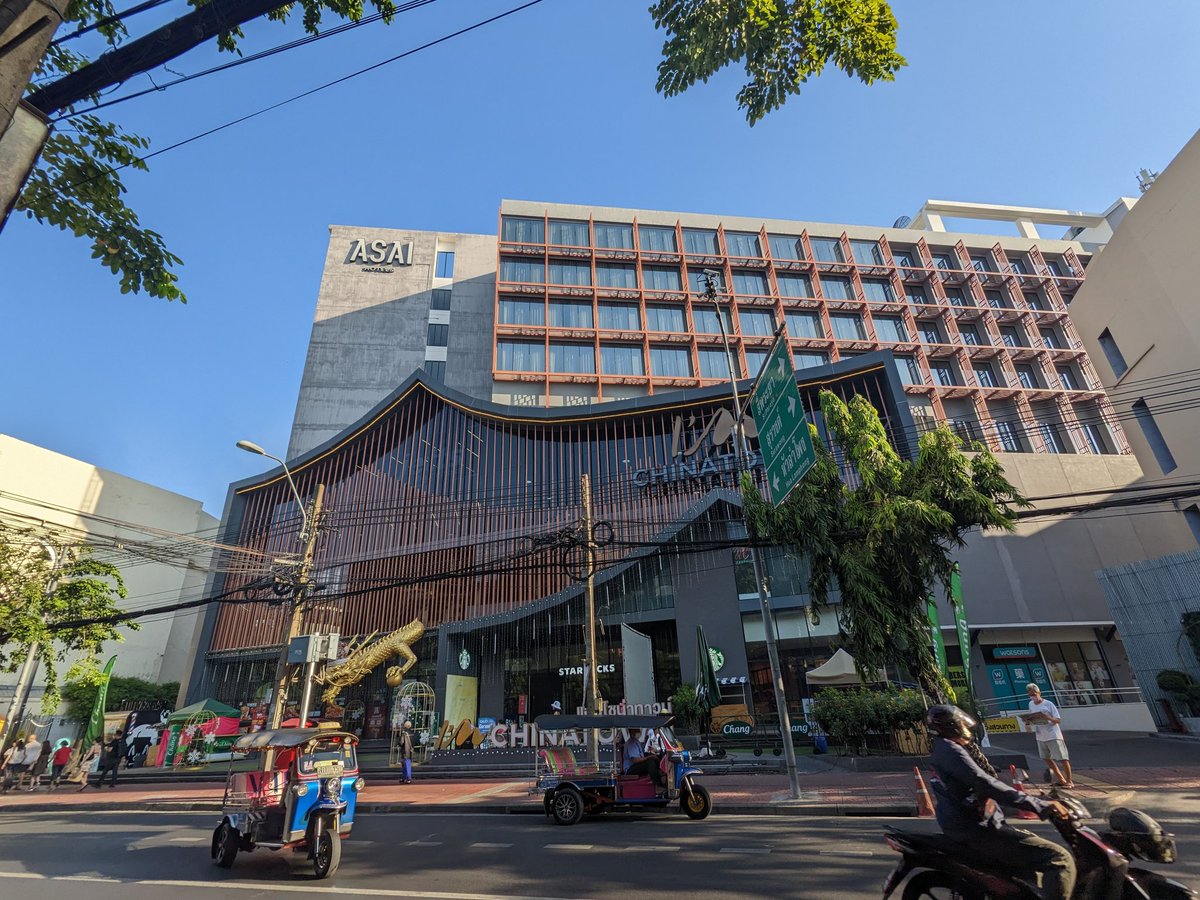 今回のヤワラート散策時も、アサイバンコクチャイナタウンに泊まりました。

新しいホテルで、タイの有名ホテルブランド「デュシタニ」系列だからキレイで安心✨

駅チカで建物内にコンビニもあってめちゃくちゃ便利です。