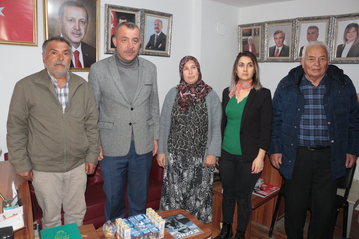 CHP Genel Başkanı Kemal Kılıçdaroğlu’nun Balıkesir’de düzenlediği ’Milletin Ses’i mitinginde konuşma gerçekleştiren Esma Ay, AK Parti’ye katıldı.

Bunların olduğu yerde “Milletin Sesi” değil “Zilletin Sesi” var olur…

Ailemize ve Partimize Hoş Geldiniz…