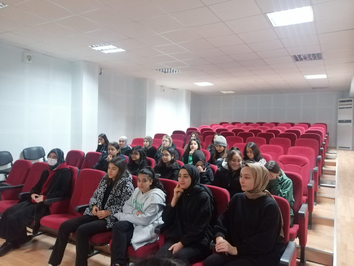 GAZIANTEPVETAL's tweet photo. Vedat Topçuoğlu Anadolu Lisesi "Ben Okuyorum Gaziantep Okuyor Projesi " öğrenci kitap halkası toplantısı mı "Halide Edip Adıvar'ın Sinekli Bakkal romanı üzerine okulumuz Türk Dili ve Edebiyatı öğretmeni Arzu Kavak Ekinci katkılarıyla gerçekleştirdik.@ https://t.co/SZN7BcoAv2