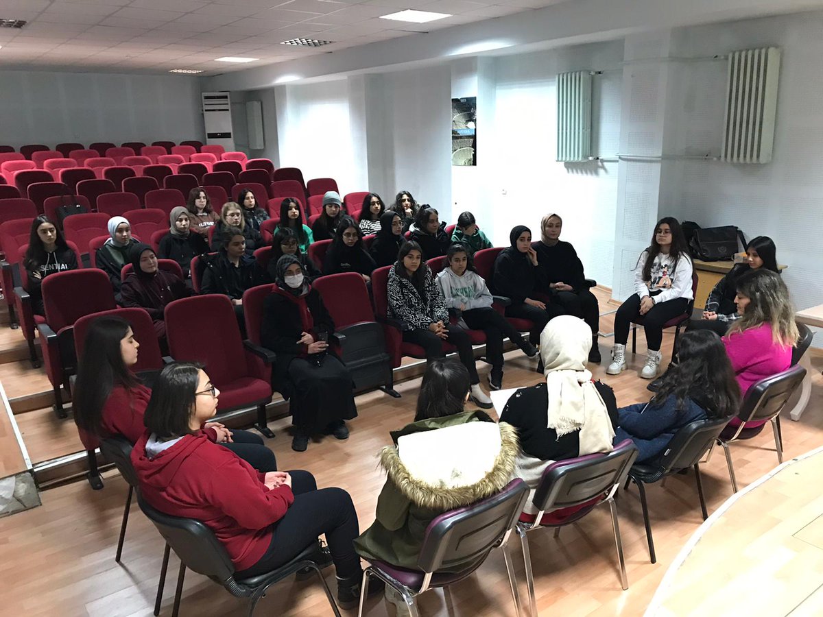 GAZIANTEPVETAL's tweet photo. Vedat Topçuoğlu Anadolu Lisesi "Ben Okuyorum Gaziantep Okuyor Projesi " öğrenci kitap halkası toplantısı mı "Halide Edip Adıvar'ın Sinekli Bakkal romanı üzerine okulumuz Türk Dili ve Edebiyatı öğretmeni Arzu Kavak Ekinci katkılarıyla gerçekleştirdik.@ https://t.co/SZN7BcoAv2