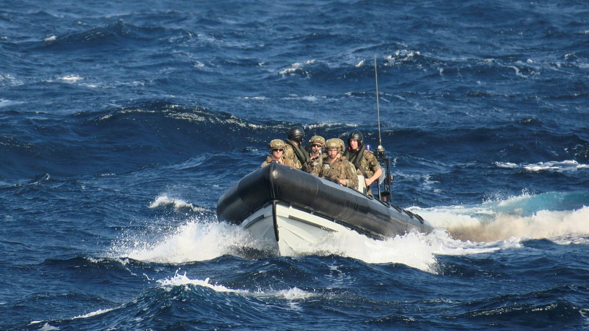 .@42_commando and RN boarding teams exercise together on @HMSLANCASTER while at sea in the Gulf region

#OpKipion