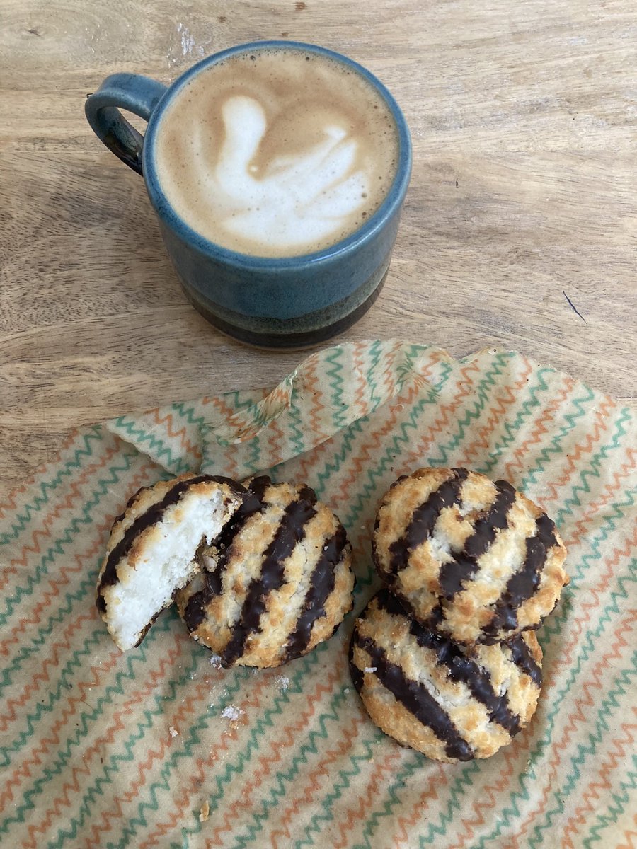 Our beeswax wraps will keep your sweet treats fresh (if you don’t just eat them all in one sitting!) 💚🐝
#plasticfree #organiccotton #madeinwales #anglesey #macaroons #coffeebreak