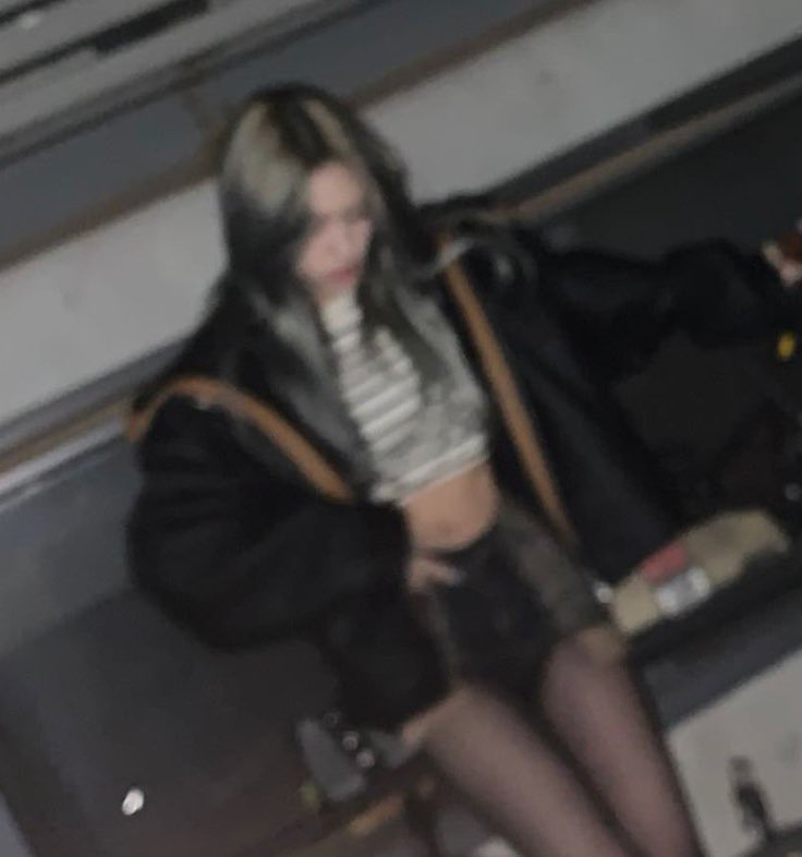 somlovre's tweet photo. i would like her to do a rockstar concept with her ash gray(?) hair, monster high or a midsommar inspired since I want her to do some horror/mystery type of concept/lore but it depends on a song tho

#Somble #솜블왔솜 #솜아내말좀들어바 https://t.co/BiCcOYCOU4