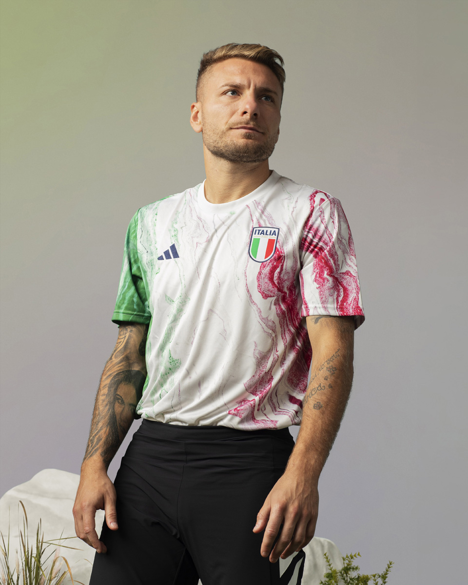 kitstownJP's tweet photo. 🇮🇹
adidas × イタリア代表 2023 シーズンの新ユニフォーム！

#イタリア代表 #Italy 
#アディダス #adidasFootball 
#ユニフォーム #サッカー #フットボール #football #soccer 
#キッツタウン #kitstown https://t.co/jq9xsfA1bk
