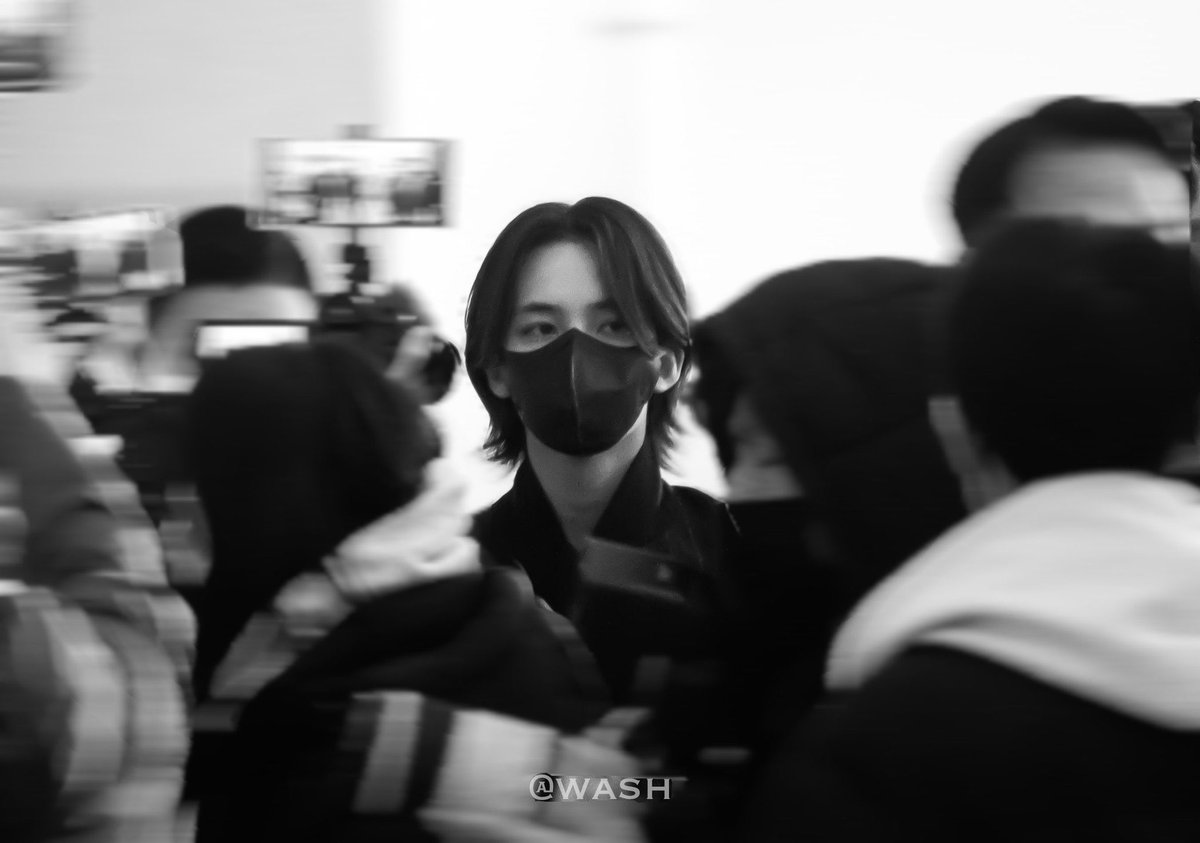 hanniethinker04's tweet photo. in the midst of the crowds.... 🖤 https://t.co/sxkVt3i5PI