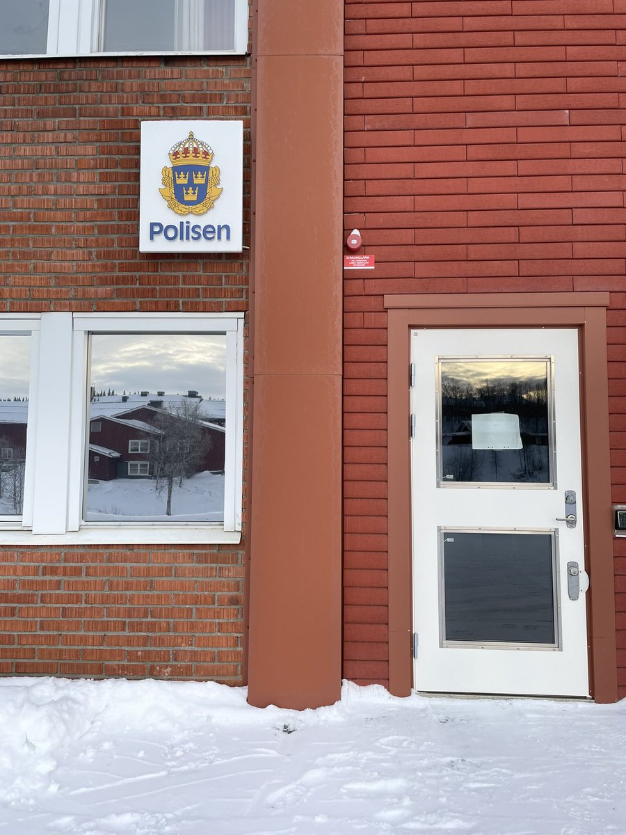 AckermannMalin's tweet photo. Polisstation i Tärnaby. Meddelandet på dörren sitter på insidan. Ingen vet om eller när de öppnar. 
#enbildavsverige https://t.co/g2F7ckyQ6C