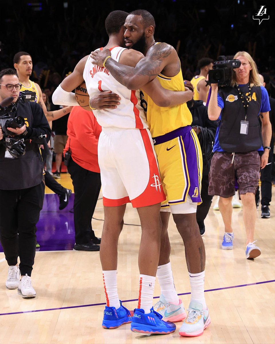 Ballislife's tweet photo. LeBron James scores 48 points &amp; then shares a moment with 19-year-old rookie Jabari Smith Jr &amp; Jabari Smith Sr, who played for the Kings during Bron’s NBA debut 20 years ago 👑❤️ https://t.co/CLSqfxTMyD