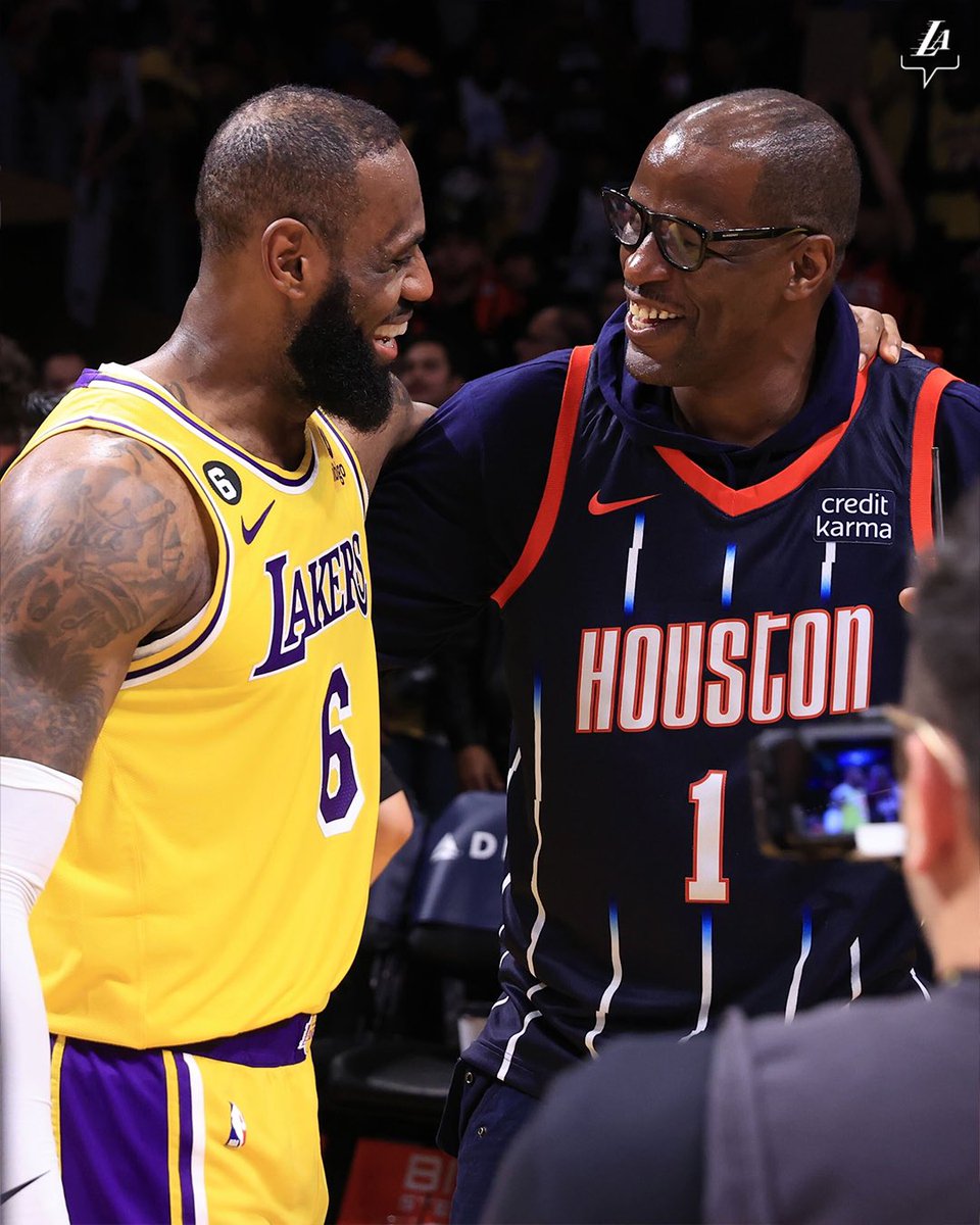 Ballislife's tweet photo. LeBron James scores 48 points &amp; then shares a moment with 19-year-old rookie Jabari Smith Jr &amp; Jabari Smith Sr, who played for the Kings during Bron’s NBA debut 20 years ago 👑❤️ https://t.co/CLSqfxTMyD