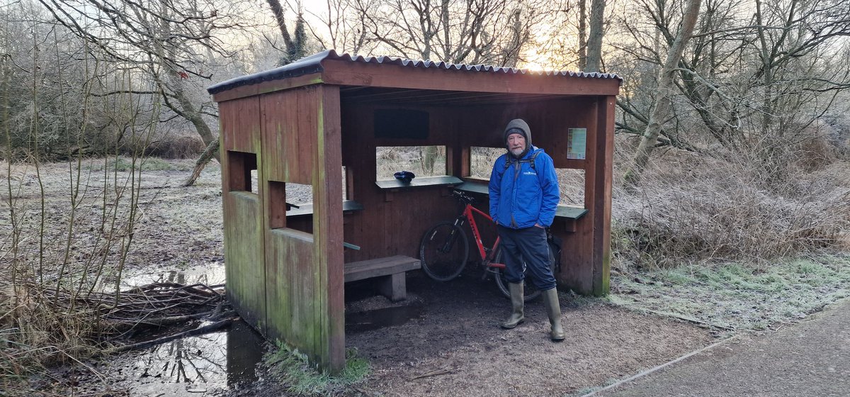 CassioburyFOCP's tweet photo. Alec, one of Friends of Cassiobury Park committee member, re-filling the bird feeders, in all weathers ❄️

#Watford #Cassiobury #CassioburyPark #hertsbirds https://t.co/KveZ3mTmrw