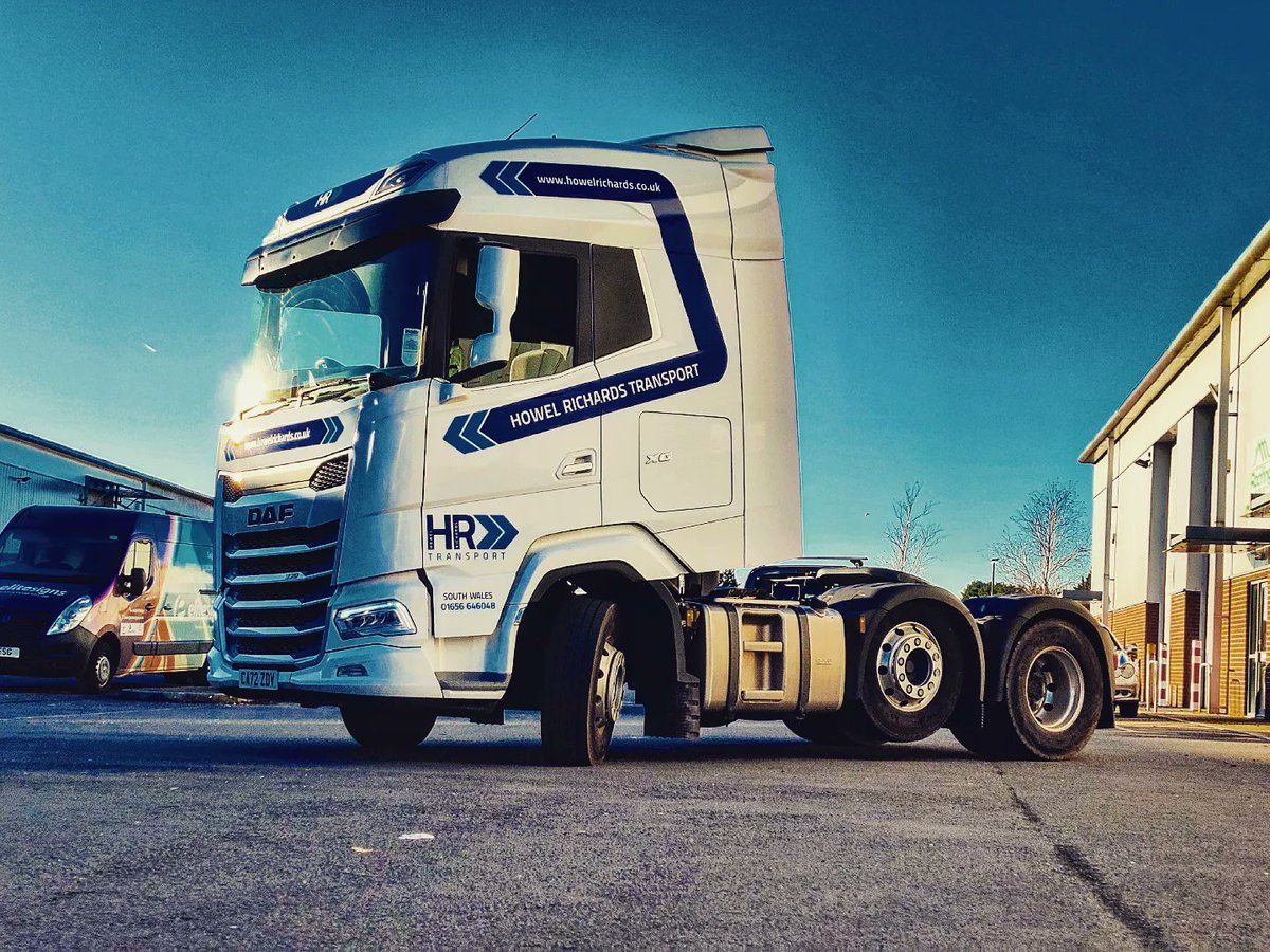 EliteSigns's tweet photo. The latest in the #truck #fleet has been #branded for #howelrichardstransport.
This @DAFTrucksUK #dafxg is sporting the fleet #livery that works well following the contours of the new #lorrycab.
#lorryGraphics #lorry #hgv
@Metamarkuk
@BSGAUK https://t.co/9ZyFAKLyui