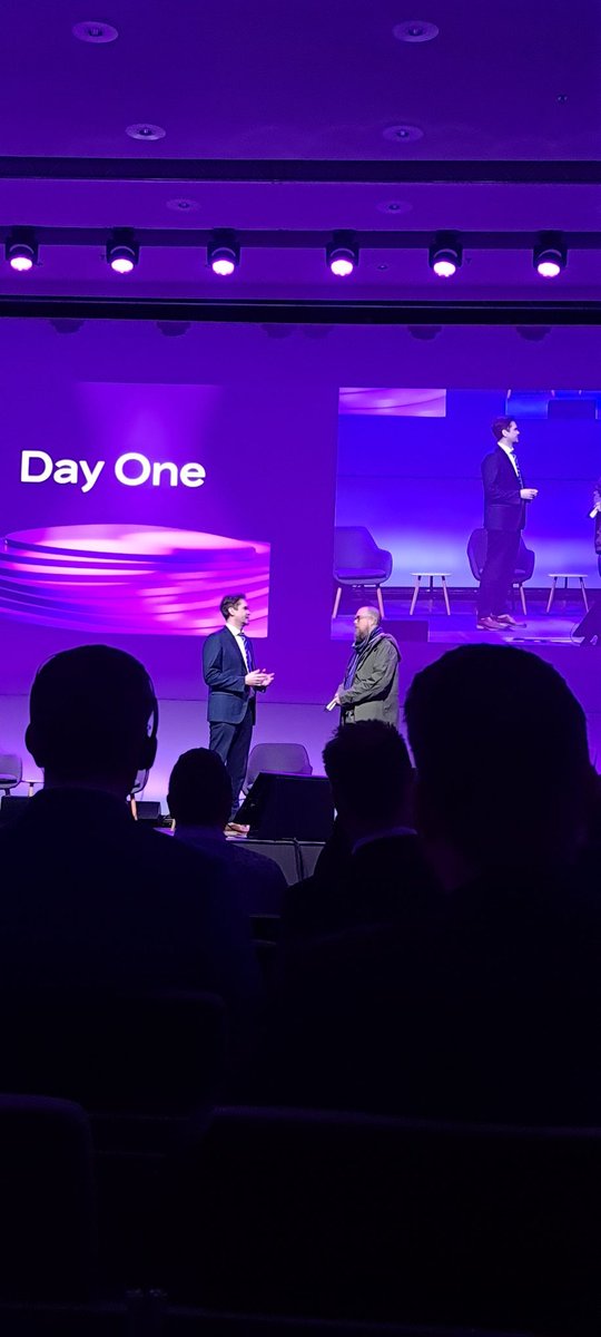 MYliperttula's tweet photo. Se olis sitten päivän viimeinen puheenvuoro käsillä. Onpa ollut huikea päivä! #TeliaDayOne2023 @MikaAaltola ja @TuomasKyr https://t.co/0VtaoOkBAx