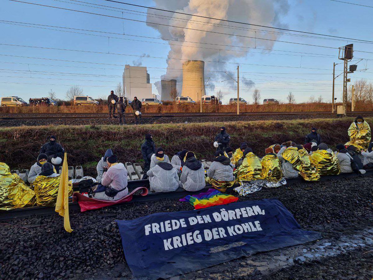 LuetziTicker22's tweet photo. Aktionstag #LützerathUnräumbar🔥 

💛Blockaden der Kohle-Schienen Neurath

💗Blockade Kohlebagger Inden

🧡Zufahrtswege beim #RWE Skywalk blockiert

❤️Sitzblockade von LKWs rund um #Lützerath

🖤Demo Richtung #Lützi

💚Innenministerium Düsseldorf Klebeblockade

Stay strong ❤️‍🔥 https://t.co/zVHntVHYEh