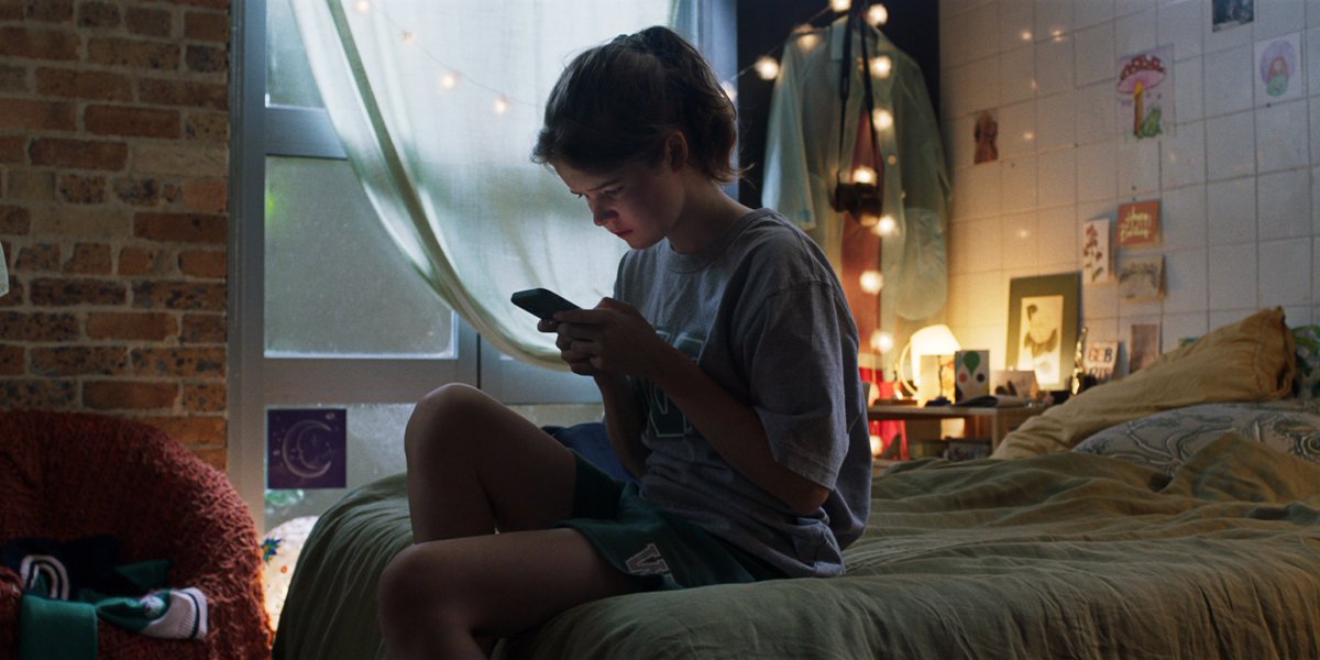 ShortsVenezia's tweet photo. COMMENTS - BEST SOUND DESIGN 🎬

Directed by Danielle Baynes ✨
Sound by Sam Hayward ✨ 

“An anxious teenager falls into a suffocating online
vortex one night after school, and struggles to claw
her way to freedom."

@CommentsFilm https://t.co/QnbRmRxhV5