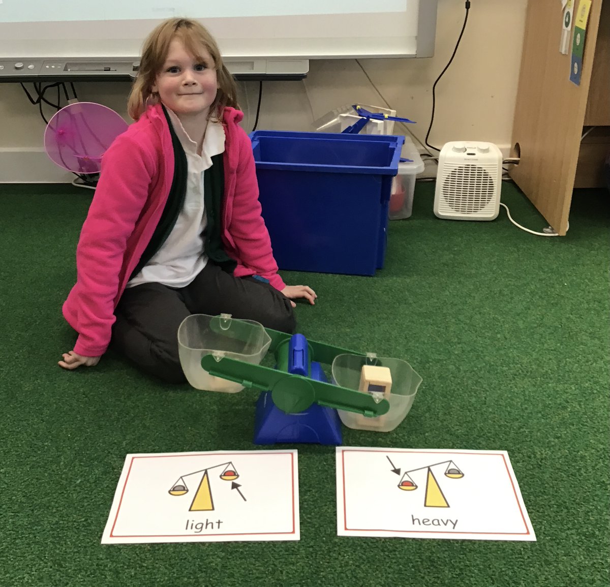 Discovery_DSP's tweet photo. Today, in Saturn Class we have be learning to identify the heavy and light object using balance scales. #Maths https://t.co/hFU0cPcPzA
