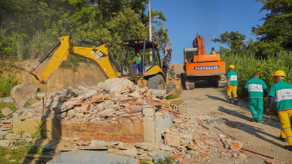 E mais uma vez, a casa caiu!
Apesar de todos os alertas que demos, um condomínio irregular estava sendo loteado e construído no entorno da Pedra da Panela, no Anil.
Pelo certo sempre!
