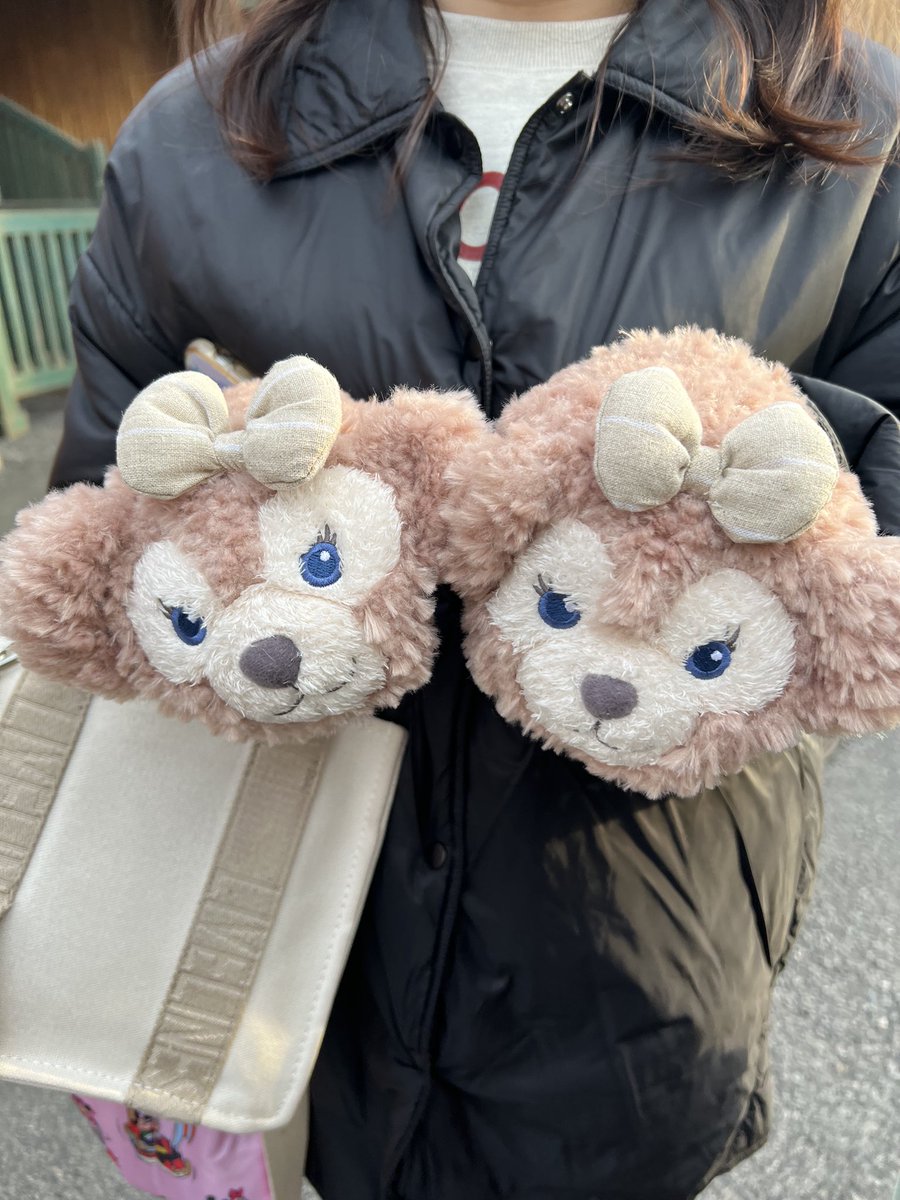 disney230thv's tweet photo. この手袋見た目かわいすぎて買ったけど、親指寒すぎ！！！
#ディズニーシー #TDS https://t.co/FHOjNxsjMM
