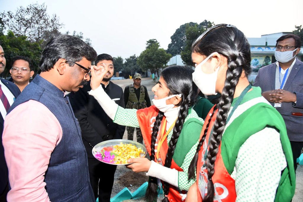 हेमंत सोरेन ने DEGS कंप्यूटर बेसिक ट्रेनिंग सेंटर कैम्प और परियोजना बालिका उच्च विद्यालय का लिया जायजा- Hemant Soren reviewed DEGS Computer Basic Training Center Camp and Project Girls High School