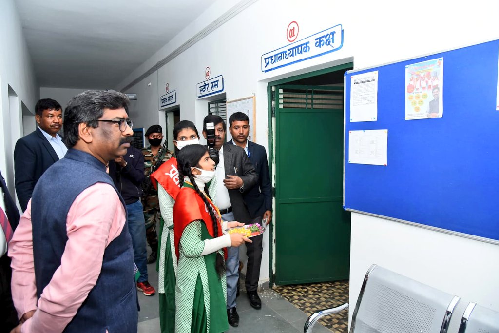 हेमंत सोरेन ने DEGS कंप्यूटर बेसिक ट्रेनिंग सेंटर कैम्प और परियोजना बालिका उच्च विद्यालय का लिया जायजा- Hemant Soren reviewed DEGS Computer Basic Training Center Camp and Project Girls High School