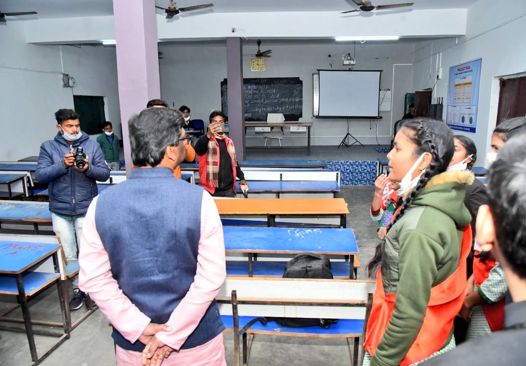 हेमंत सोरेन ने DEGS कंप्यूटर बेसिक ट्रेनिंग सेंटर कैम्प और परियोजना बालिका उच्च विद्यालय का लिया जायजा- Hemant Soren reviewed DEGS Computer Basic Training Center Camp and Project Girls High School