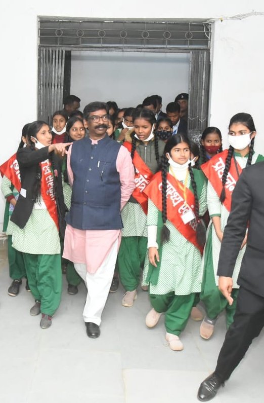 हेमंत सोरेन ने DEGS कंप्यूटर बेसिक ट्रेनिंग सेंटर कैम्प और परियोजना बालिका उच्च विद्यालय का लिया जायजा- Hemant Soren reviewed DEGS Computer Basic Training Center Camp and Project Girls High School