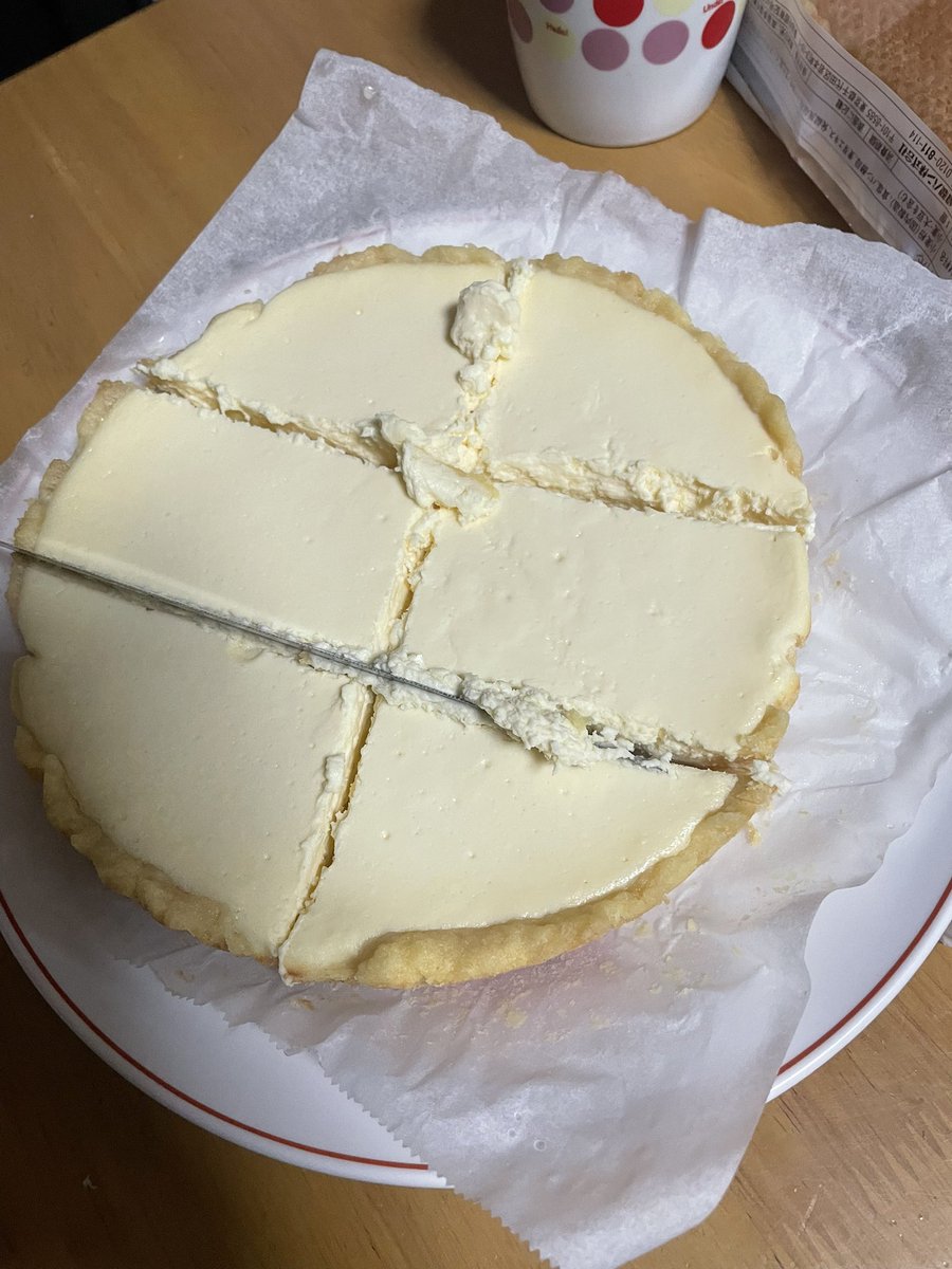 mituvolleyball's tweet photo. チーズケーキを6等分
*⇽こう切るのをこう切る姉は天然か、天才の二択 https://t.co/pduTN7i9ny