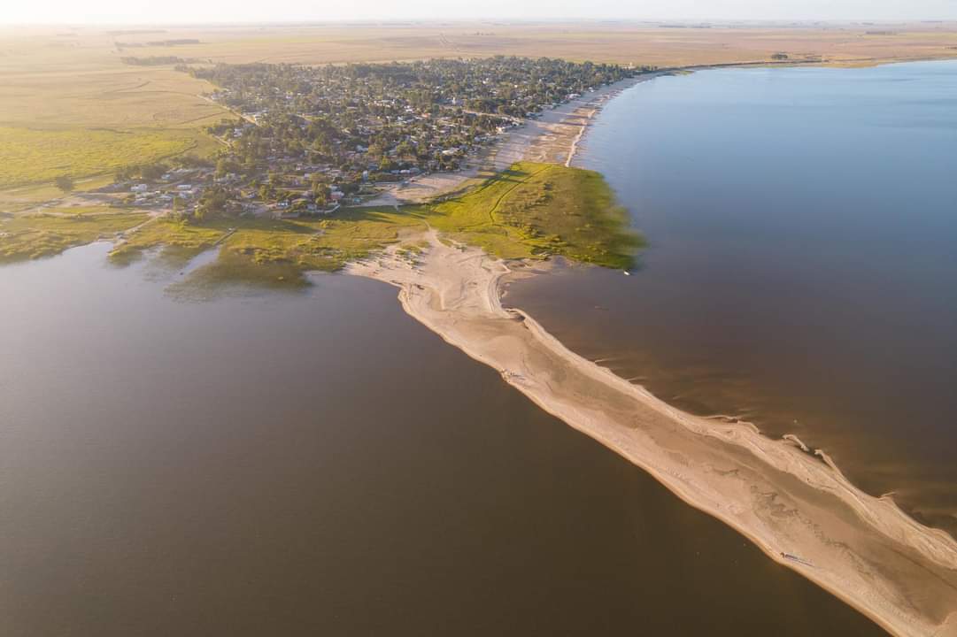 LagunaMerinUY's tweet photo. Vista aérea del Balneario donde se puede apreciar la Lengua🏖️ https://t.co/QehjQI9kB2